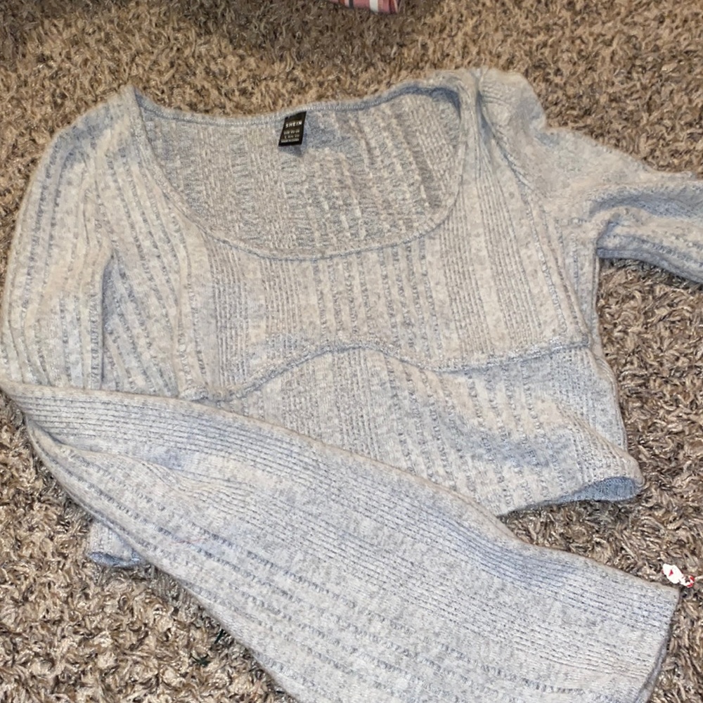 light grey long sleeved crop top